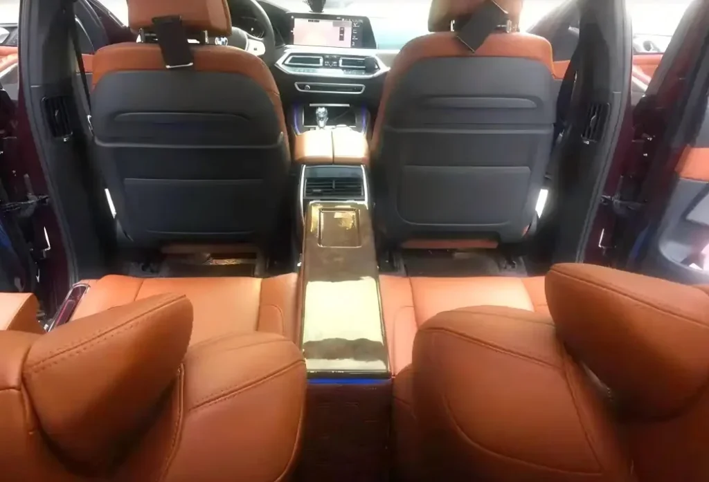 Fotos del interior del BMW X7 tras la modificación de los asientos al estilo de la aviación de lujo.