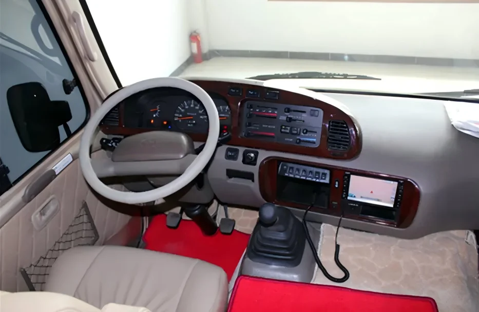 1-La consola central y el volante modificados del Toyota Coaster