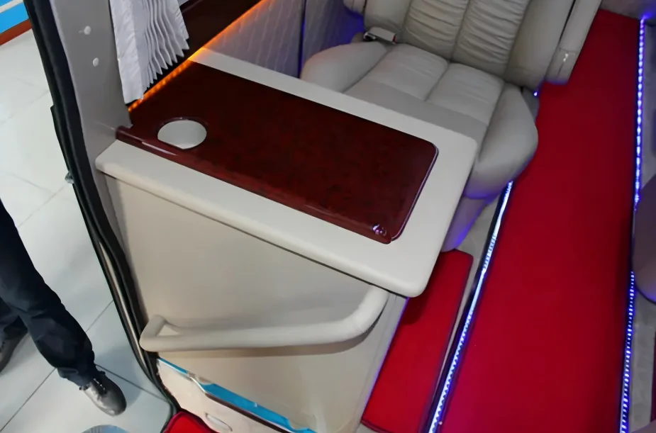 2-La mesita del Toyota Coaster modificado