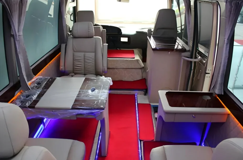 3-Asientos y mesas de lujo a medida para el Toyota Coaster