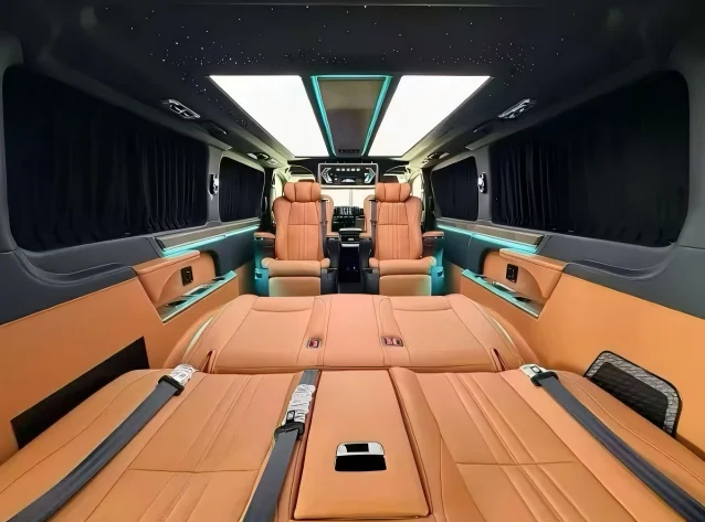 3-Los asientos traseros de la Mercedes-Benz Vito modificada se pliegan para formar un sofá cama