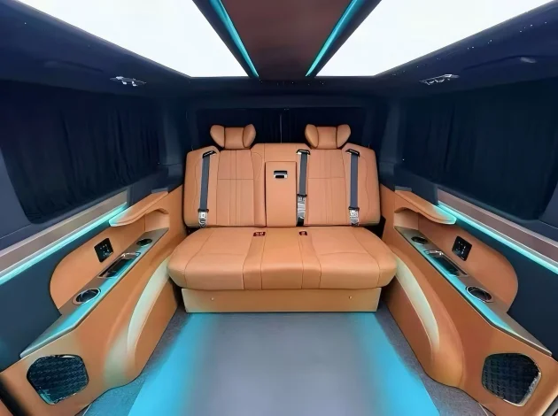 4-Mercedes-Benz Vito personalizada: un vistazo a la zona de asientos trasera modificada