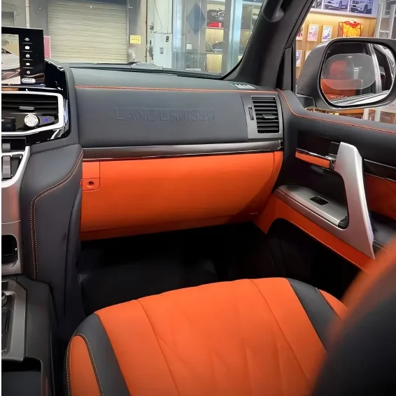 4-La zona del salpicadero situada delante del asiento del acompañante de un Land Cruiser modificado.