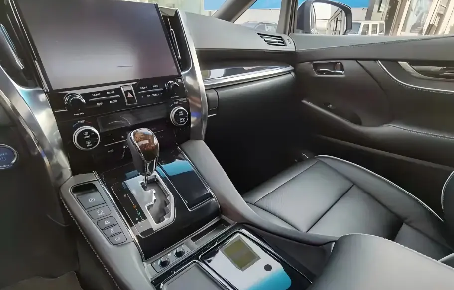 4-La consola central modificada del Toyota Alphard