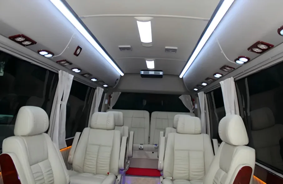 6. Los asientos de lujo personalizados y el interior del Toyota Coaster