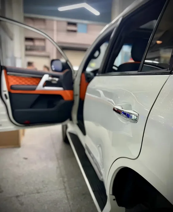 7. Las puertas modificadas del Land Cruiser
