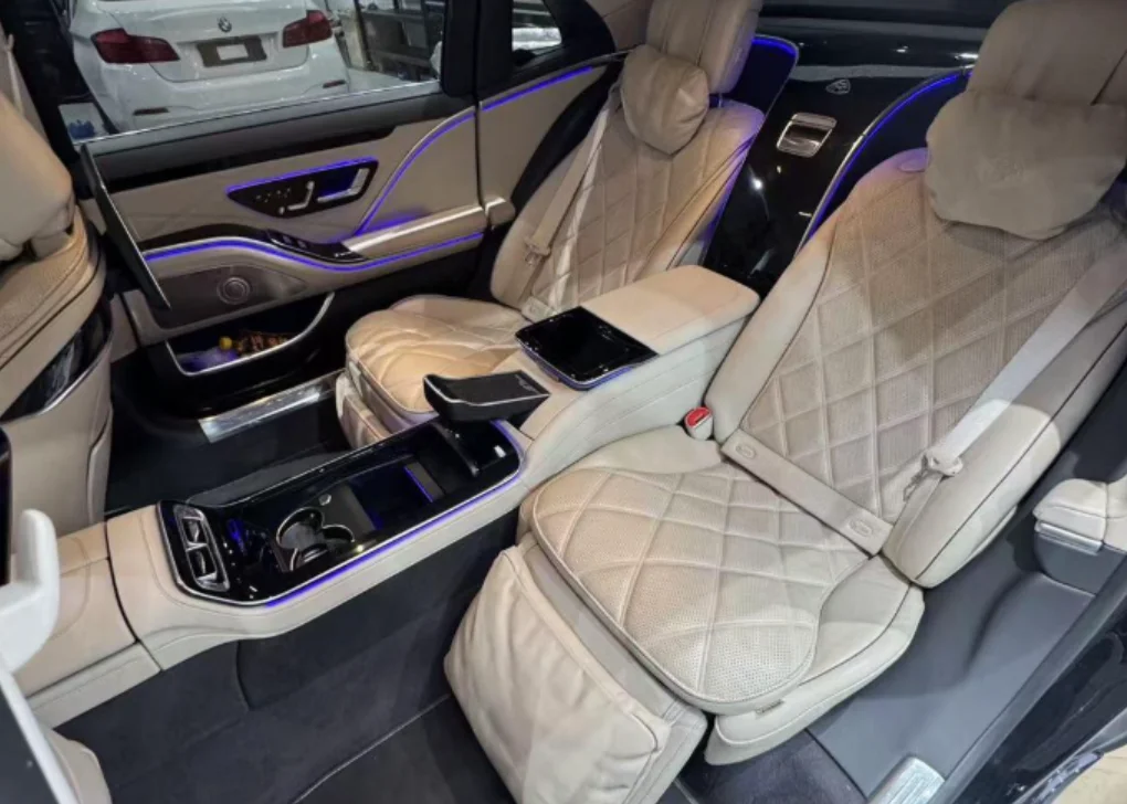 Personnalisation des sièges et de l'habitacle pour des véhicules Mercedes-Maybach dont le prix atteint le million de dollars.