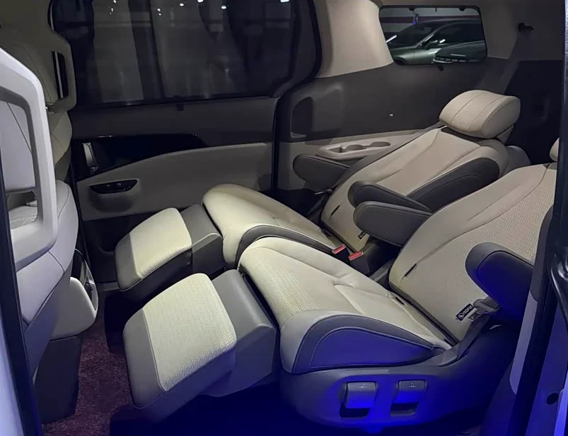 Demonstration of the Kia Carnival luxury automotive captain's seats reclined flat after installation