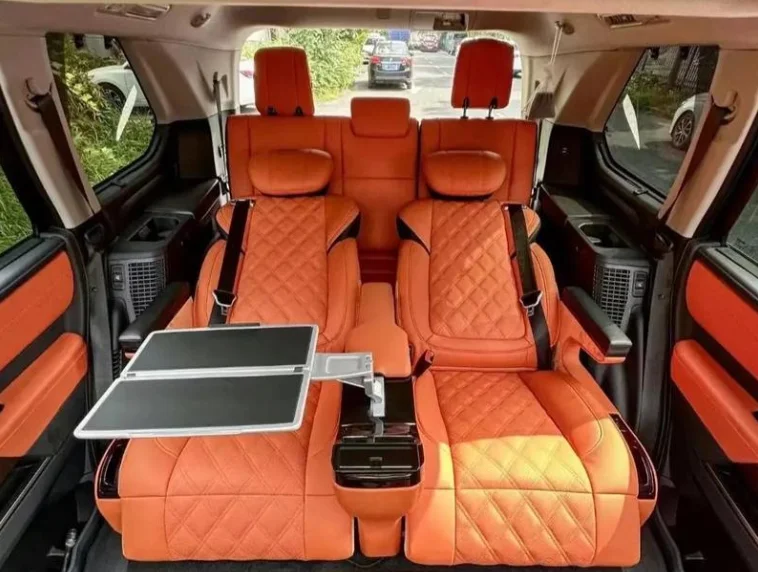 Sièges arrière automobiles personnalisés dans une cabine de véhicule