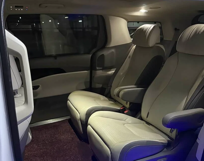 Ảnh mô phỏng ghế kiểu thương gia (phong cách hàng không) trên xe Kia Carnival ở tư thế thẳng đứng