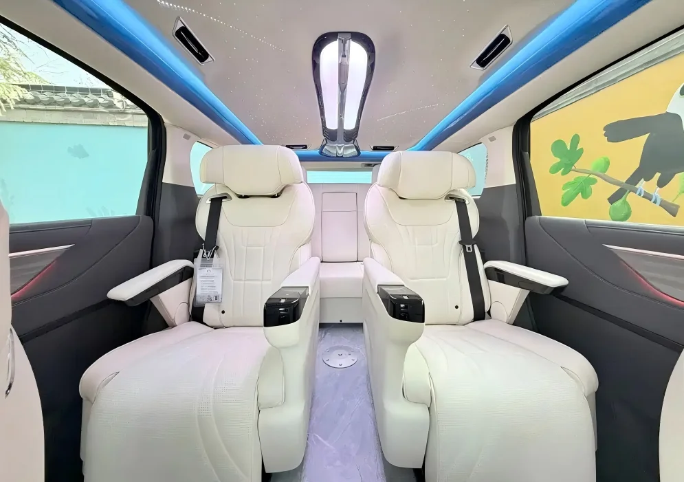 Aspecto real del techo con cielo estrellado de una Buick GL8 modificada.