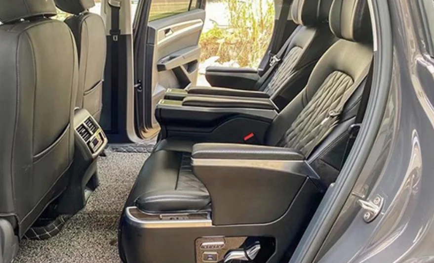 3-Volkswagen Teramont Black Middle-Row Seats in the Upright Position
