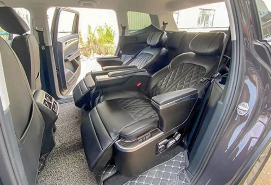 4-Volkswagen Teramont Black Middle-Row Seats in the Reclined Position