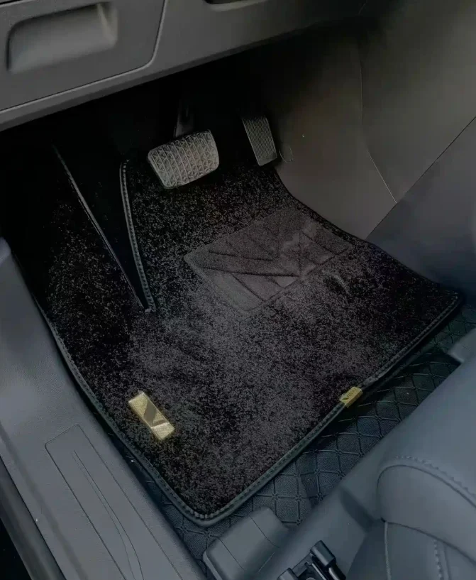 1-Buick GL8 luxury modification with aviation-grade floor mats and premium cockpit interior upgrade