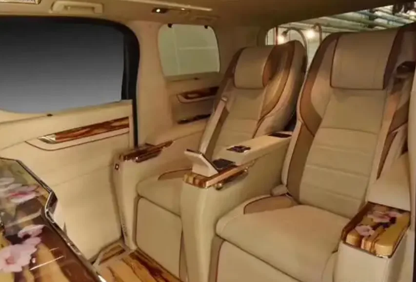 2-2Toyota Alphard VIP interior upgrade featuring luxury captain seats and wood grain trim details